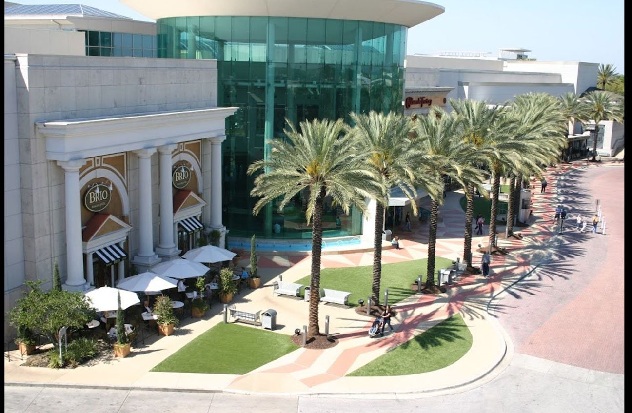 artificial-turf-commercial-plaza