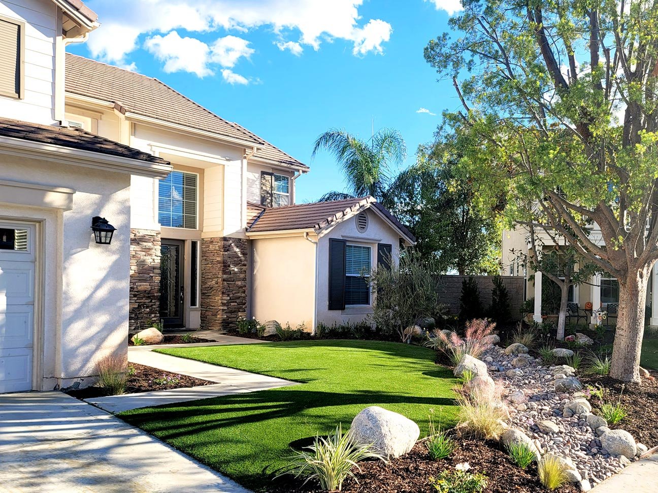 artificial-grass-front-yard