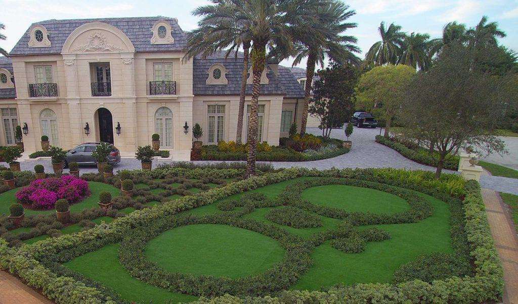 Artificial-Grass-in-Landscaping-at-Historic-Home-1024x602