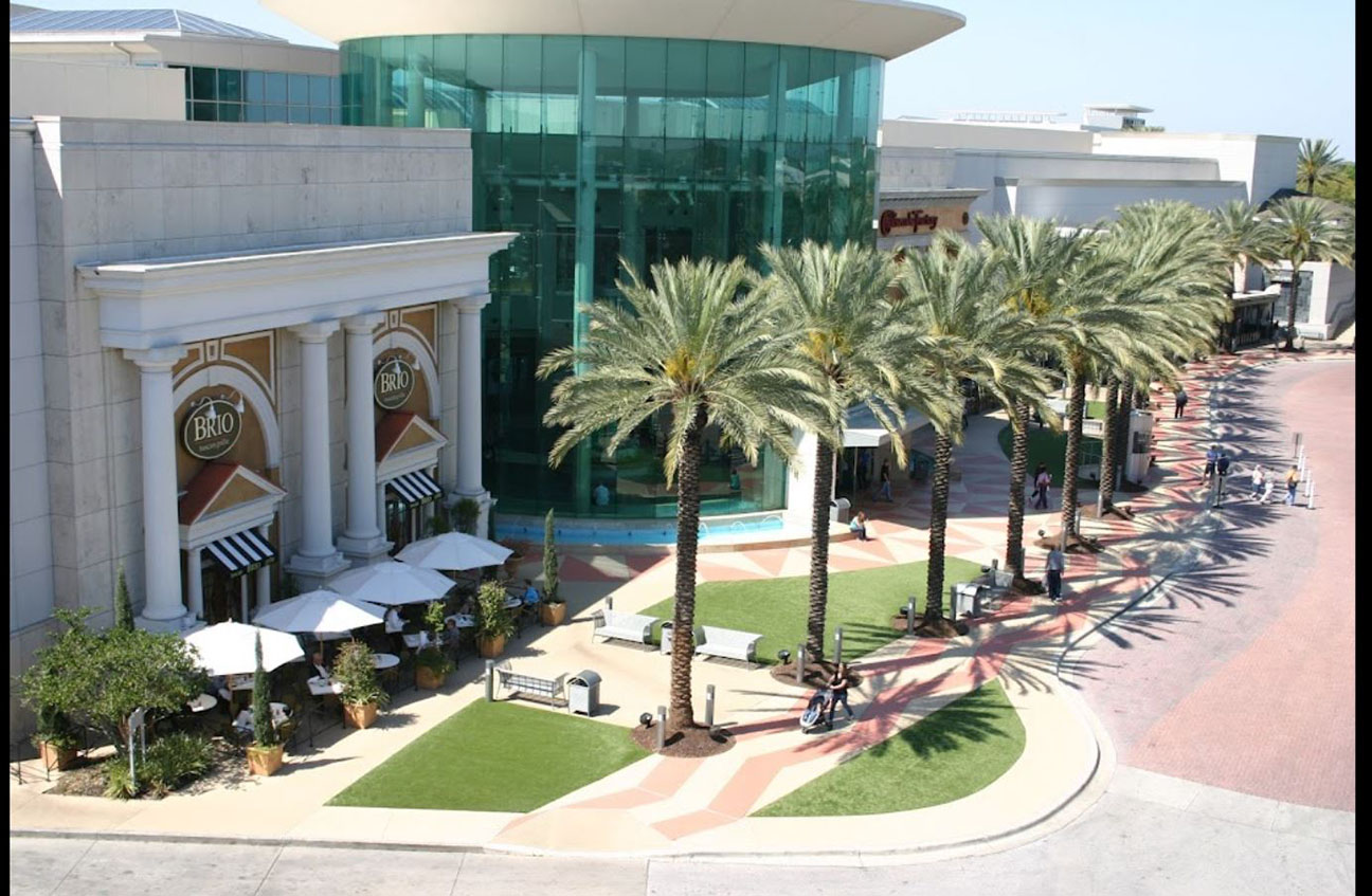 artificial-turf-commercial-plaza