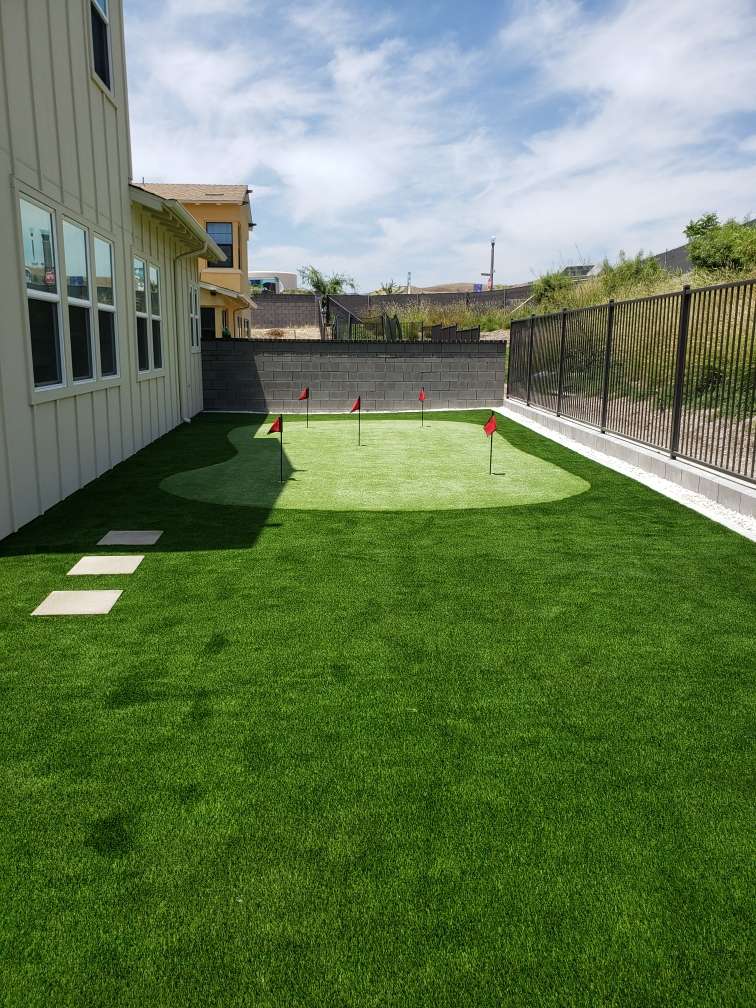 Putting-Green-with-Stepping-Stones-and-Turf